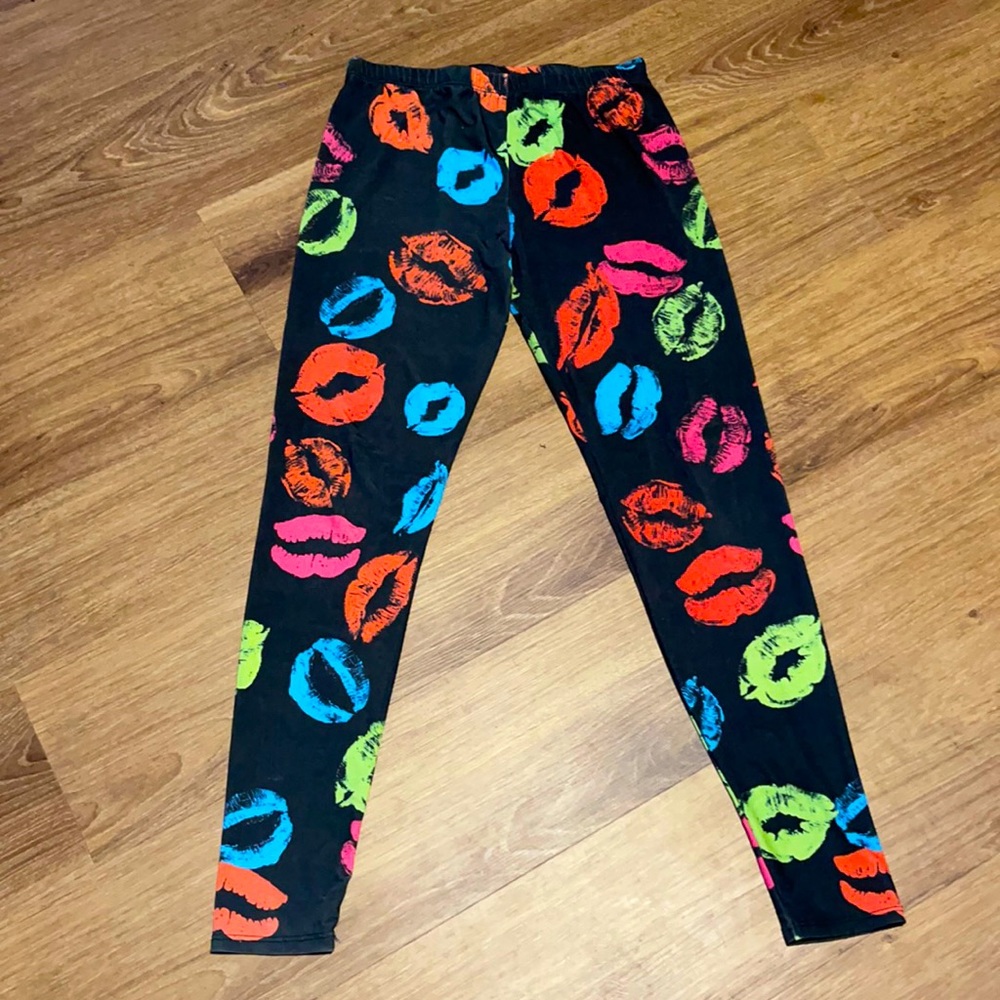 Kiss lips multi-colored leggings by Blush